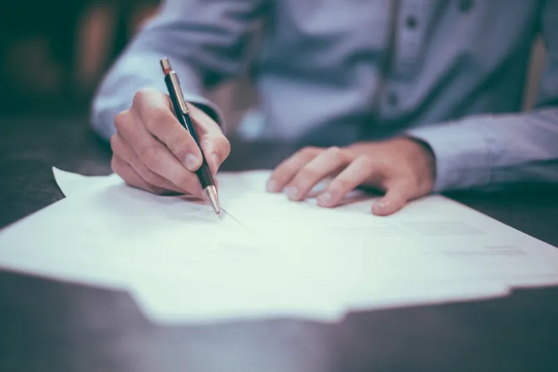 Contratos Desatualizados Podem Prejudicar Seu Negócio: Saiba Quando e Por Que Revisá-los