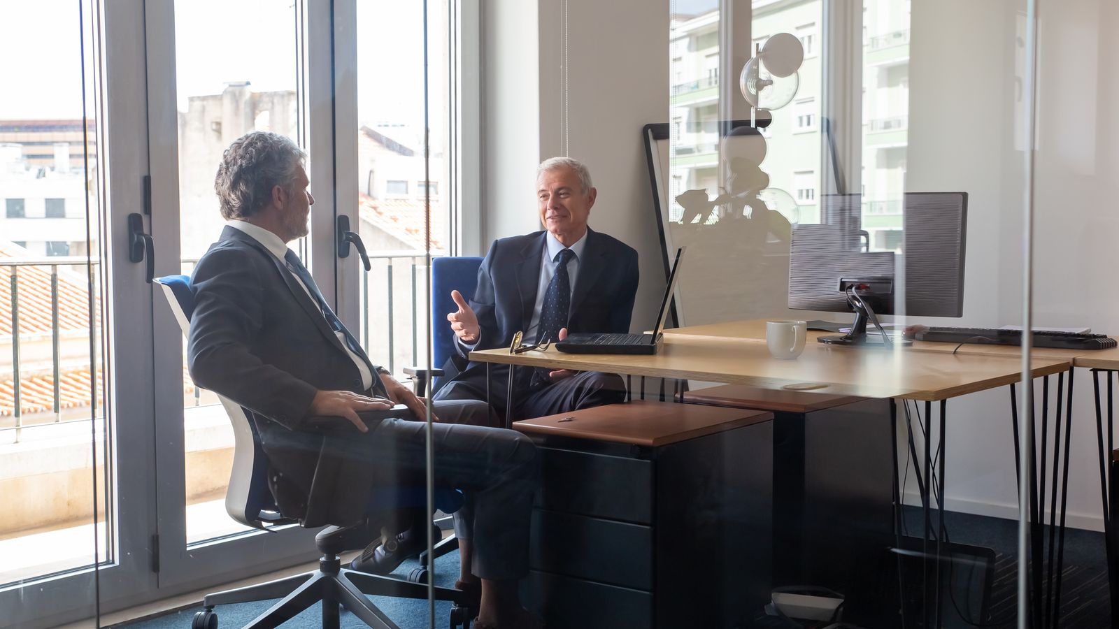 Reunião de advogados no escritório Álvares Barbosa em Recife